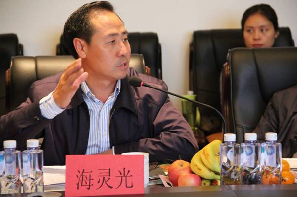 海南省內(nèi)蒙古商會會長、內(nèi)蒙古農(nóng)牧業(yè)產(chǎn)業(yè)化龍頭企業(yè)協(xié)會海南辦事處主任海靈光介紹對接情況.JPG
